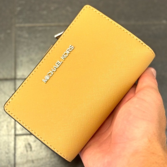 Michael Kors Medium Saffiano Leather Wallet Peanut Butter - Picture 1 of 5